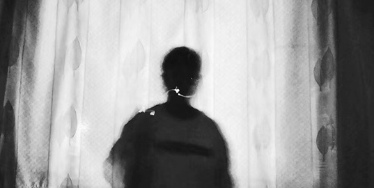 作家李尚龍說(shuō)：“在大城市里，搞廢一個(gè)人的方